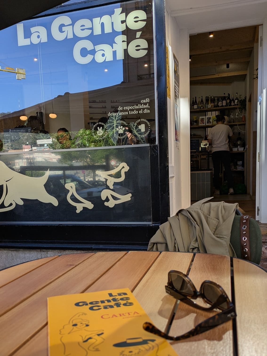Terraza de La Gente Café, sitio de desayunos en Oviedo