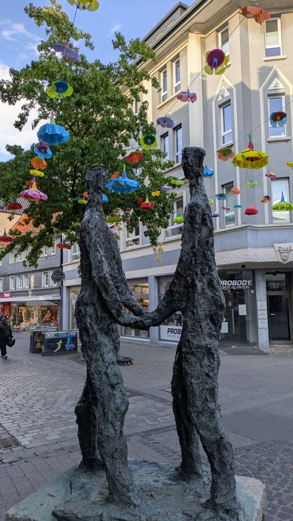 Escultura de una pareja en la calle principal de Unna