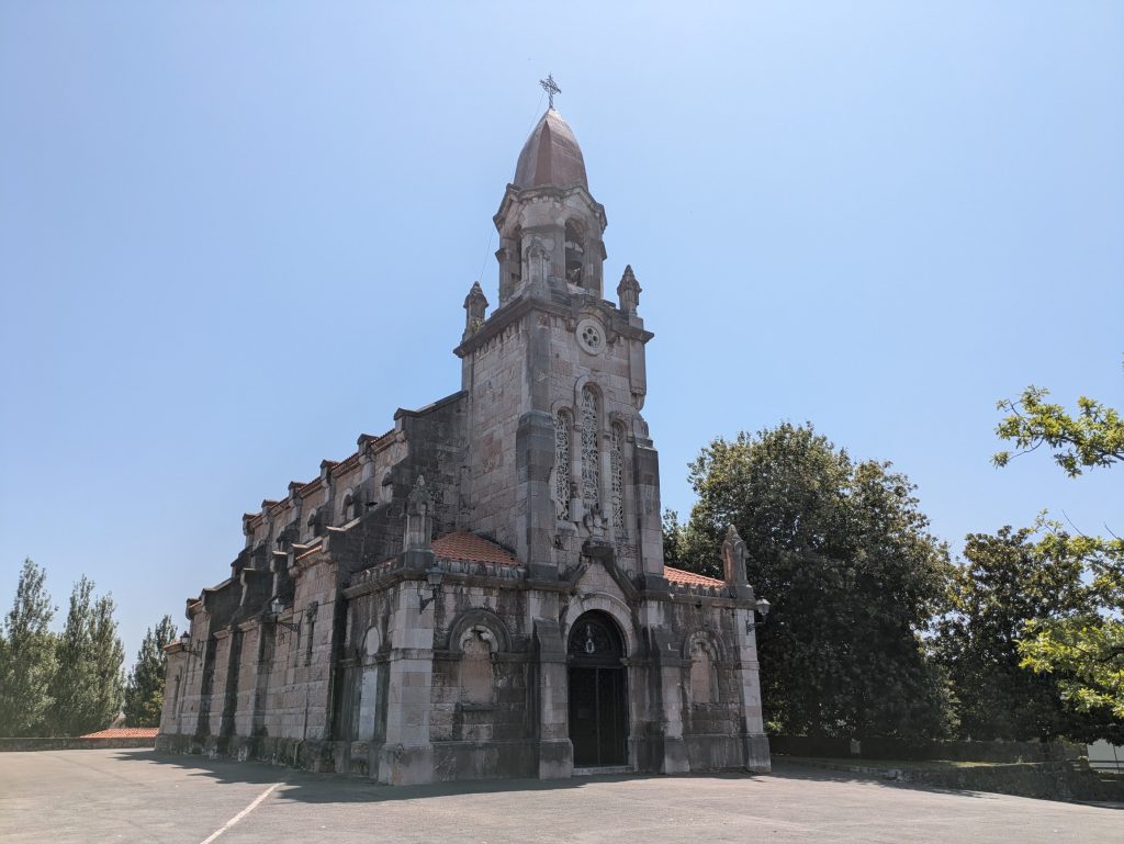 Iglesia de San Pedro de los Arcos, con un obús sin detonar