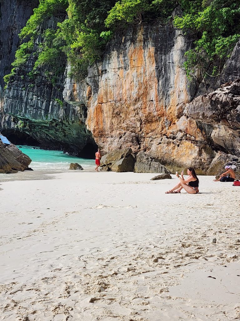 Sacando fotos en la playa Maya Bay