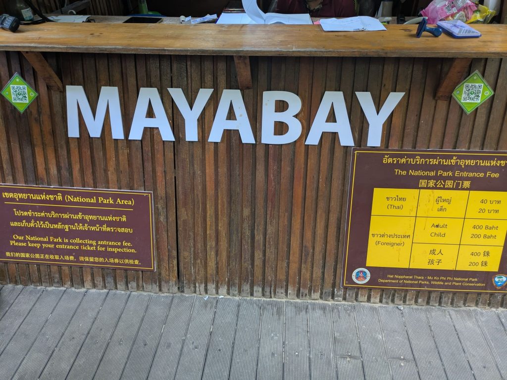 Caseta a la entrada a Maya Bay con los precios en 2025