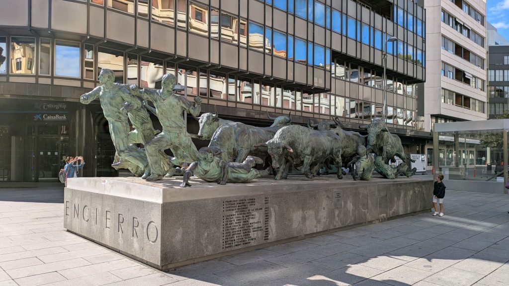 El monumento al encierro, una de las cosas indispensables que ver en Pamplona al hacer la ruta de San Fermín