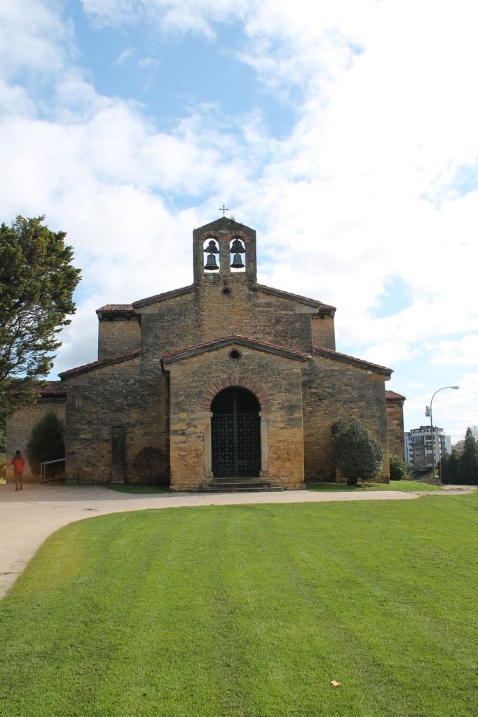 San Julián de los Prados junto al parque de Santullano