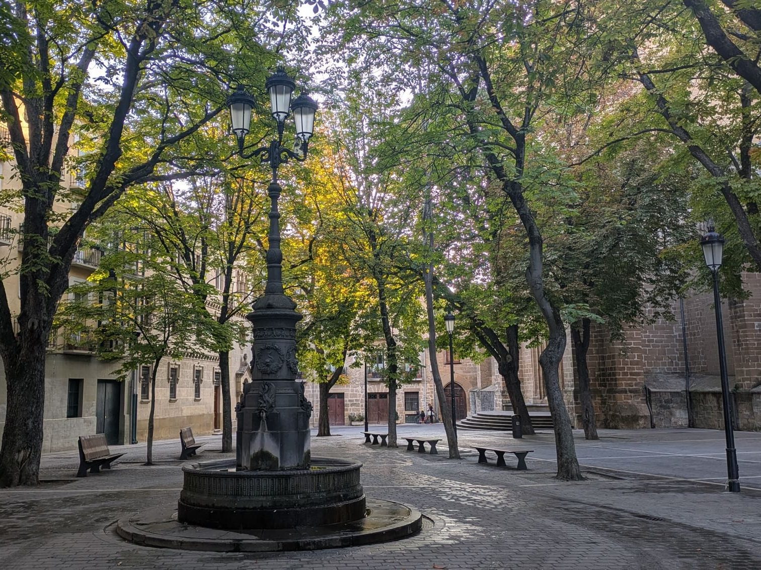 Tranquila plazuela de San José en Pamplona, junto a la catedral