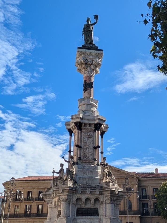 Monumento a los Fueros en el Paseo Sarasate