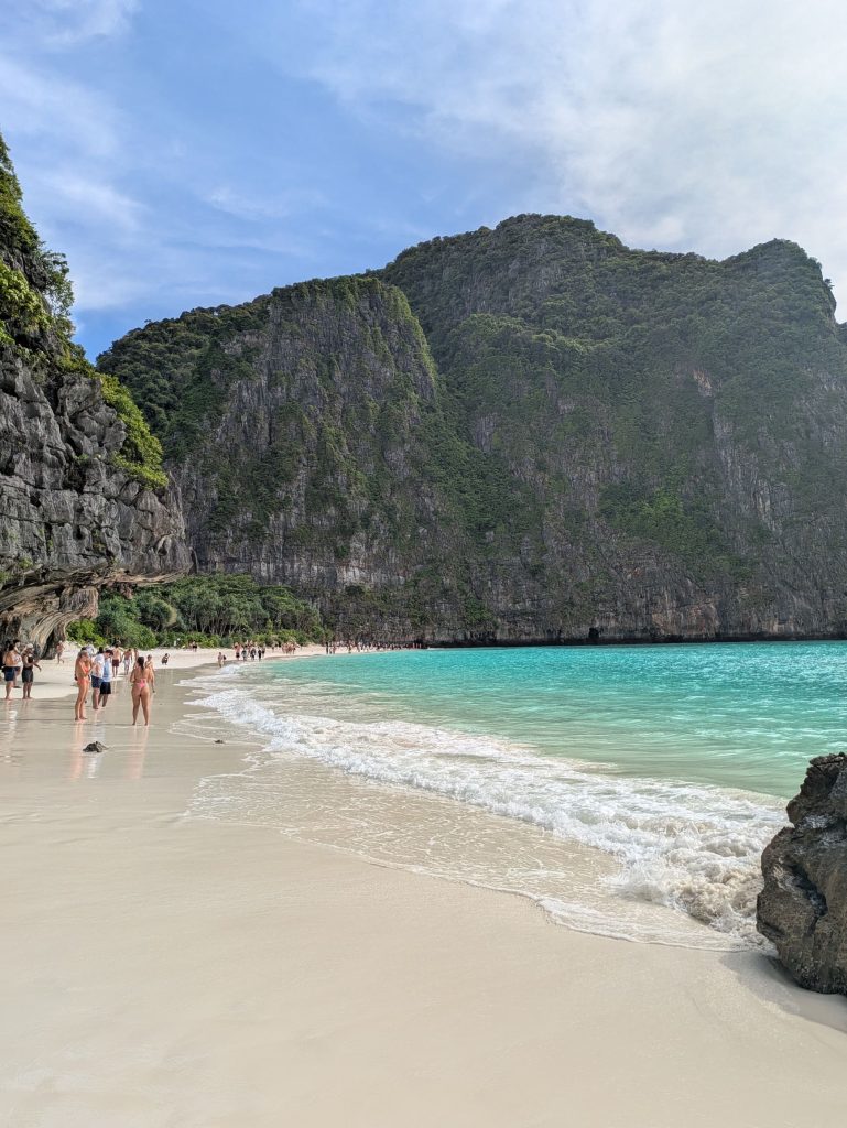 Playa Maya Bay con las aguas cristalinas