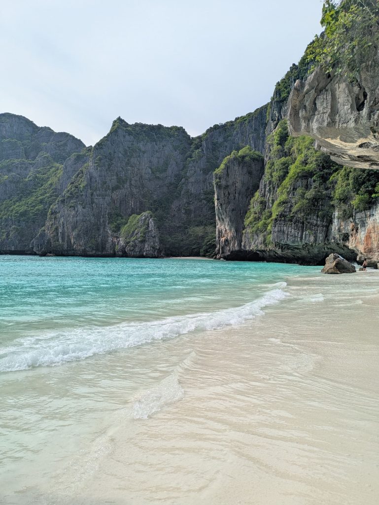 La playa Maya Bay con los acantilados que la rodean