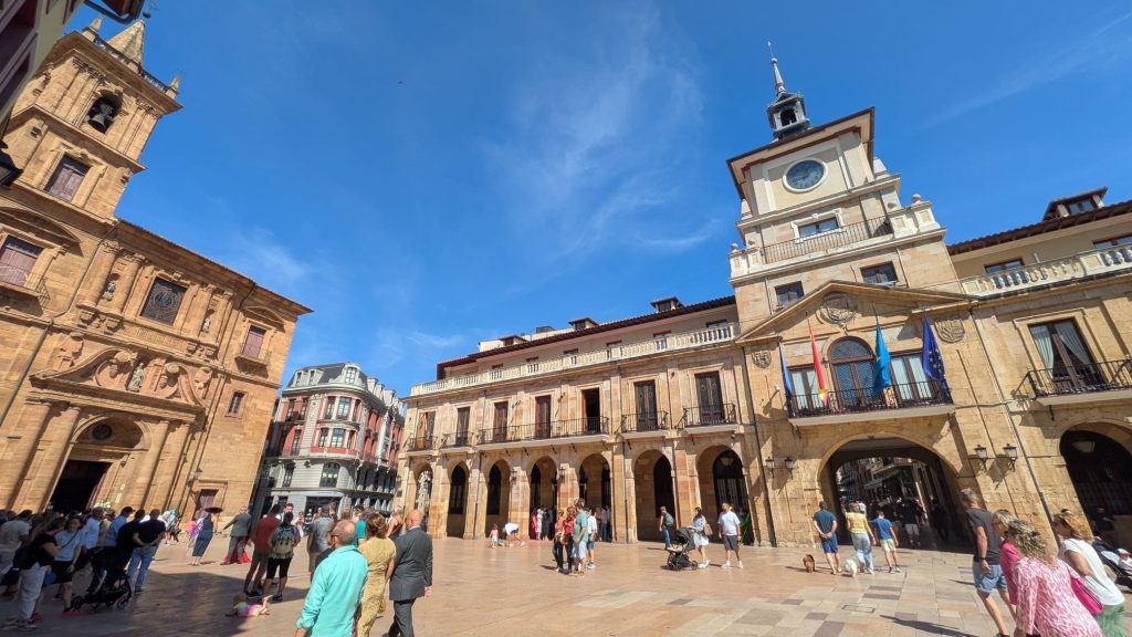 El Ayuntamiento de Oviedo en la Plaza de la Constitución un domingo 