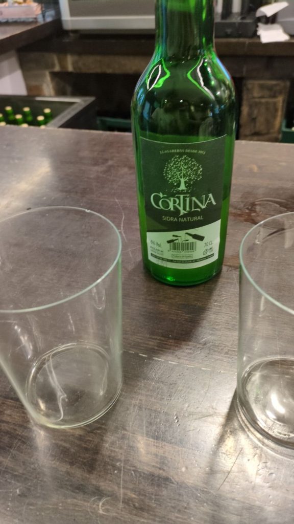 Tomando sidras en el Bulevar de la Sidra en Oviedo