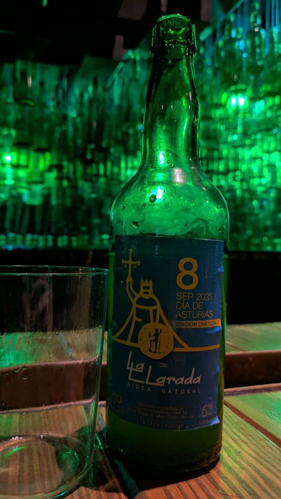 Botella de sidra en una sidrería local de Oviedo