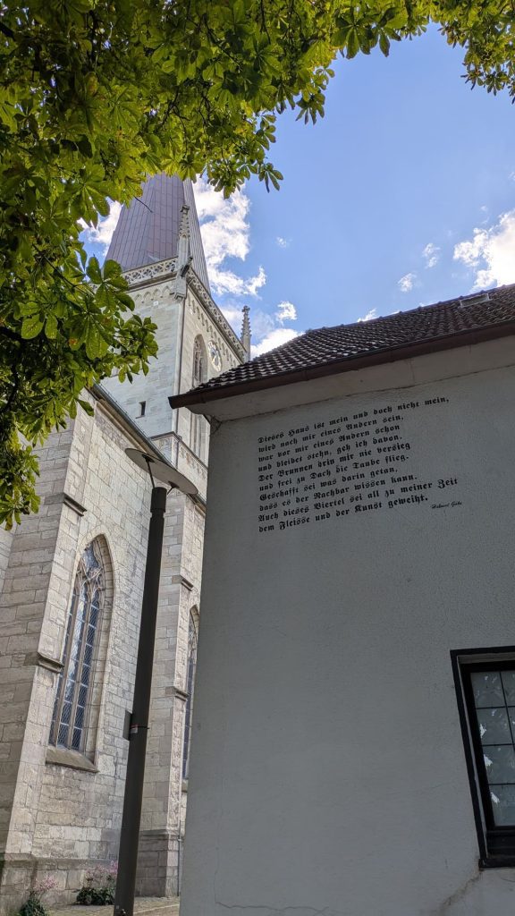 Poema en la fachada de una casa en el barrio de Nicolaiviertel