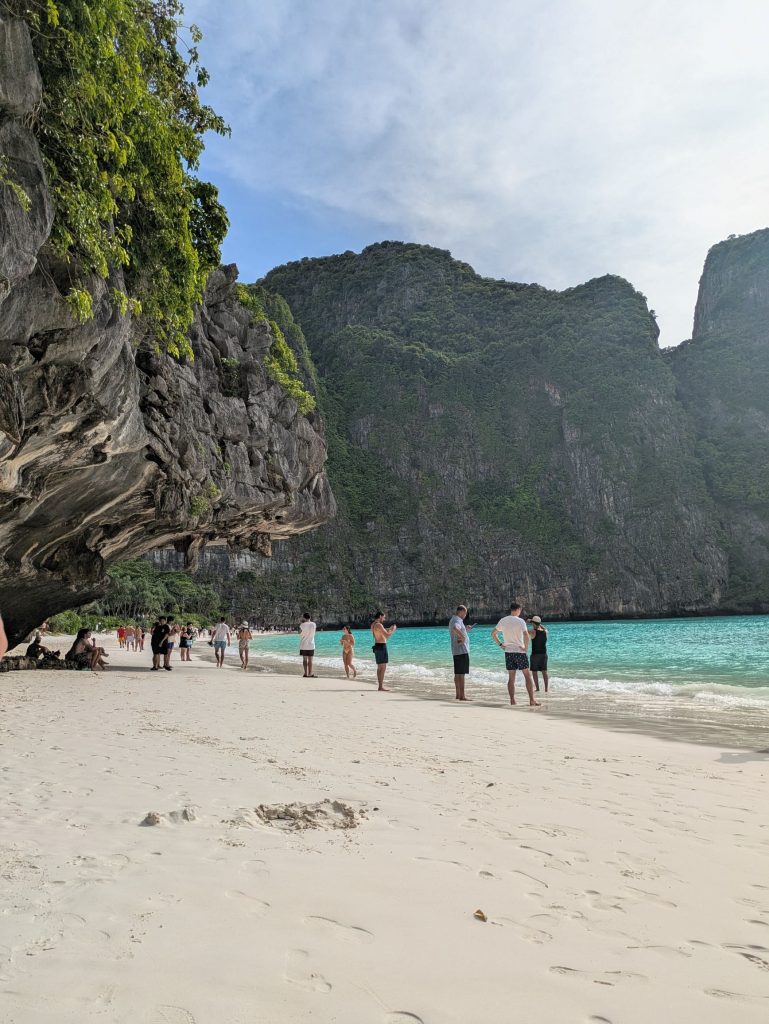 Visitantes en Maya Bay