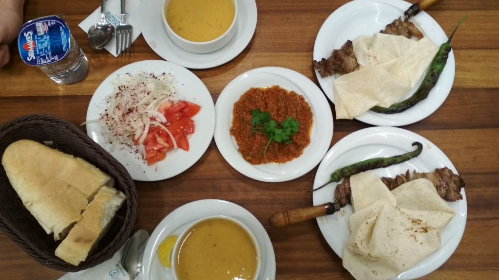 Mesa con todo lo que comer en Estambul