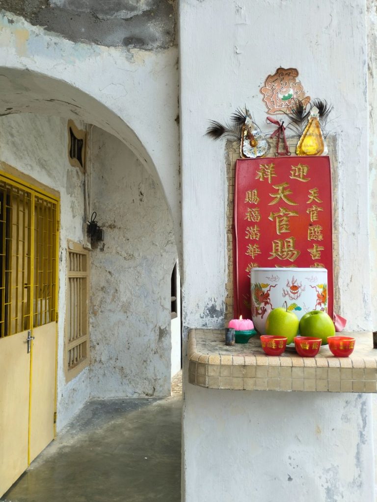 Altares en las entradas de las casas de Georgetown.