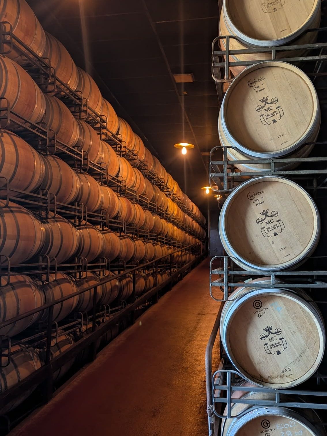 Sala de barricas en las bodegas Marqués de Cáceres