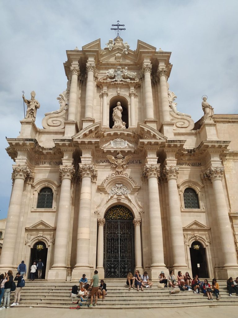 Piazza del Duomo di Siracusa con su catedral
