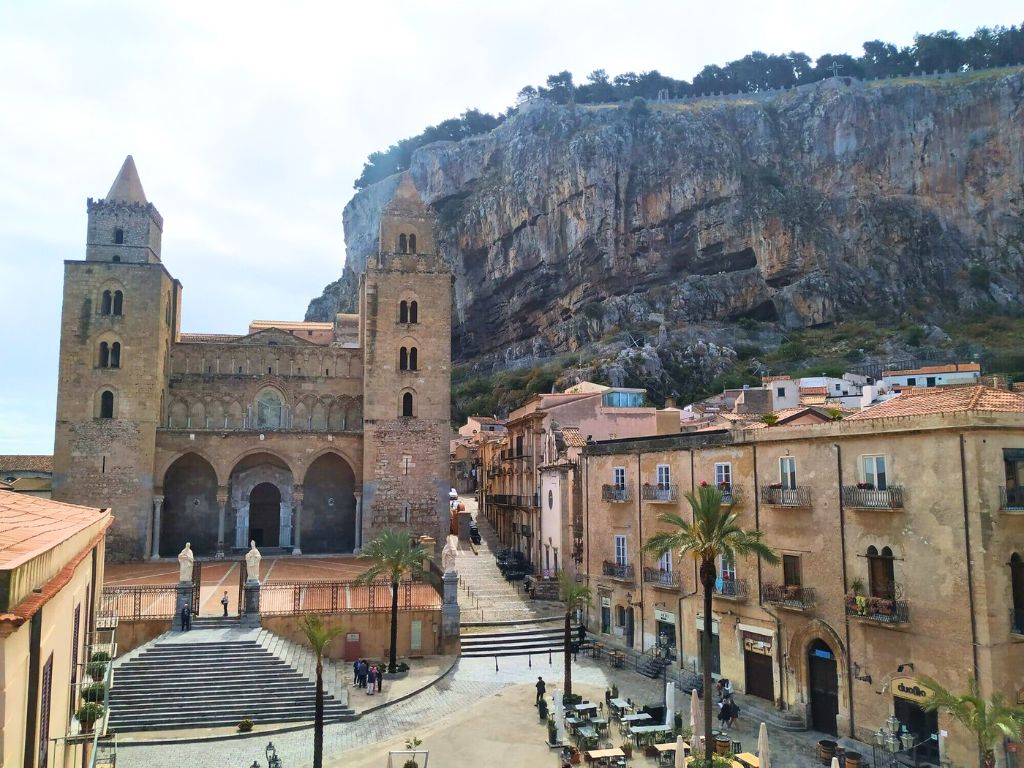La catedral de Cefalú con la roca, mi imagen favorita de mi ruta por Sicilia