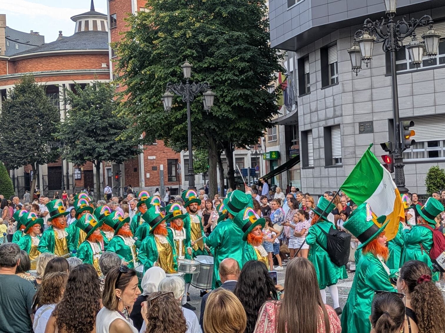 Charanga desfilando por las calles de Oviedo disfrazados