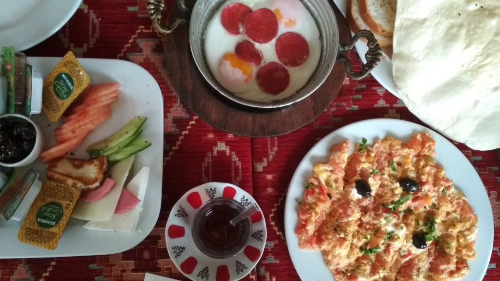 Típico kahvalti turco, una de las cosas que comer en Estambul a primera hora