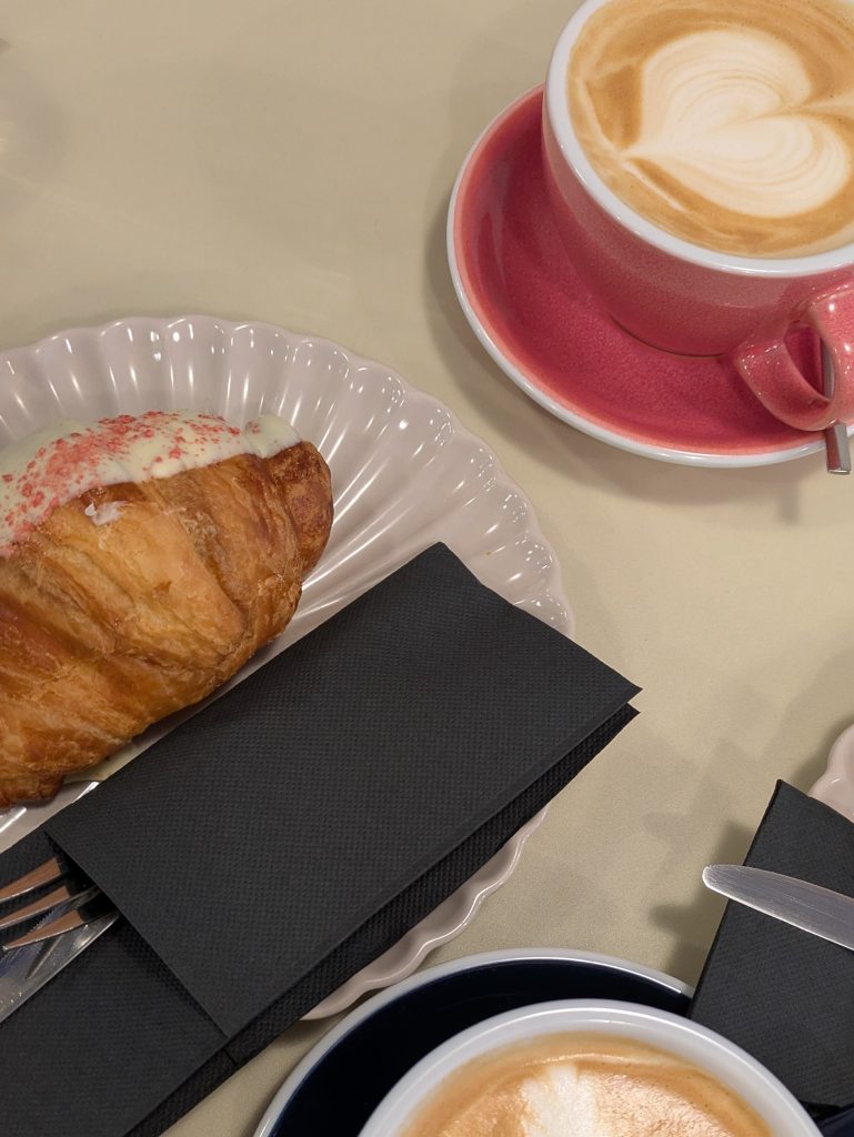 Croissant y cafés en un lugar recomendado para desayunar en Oviedo