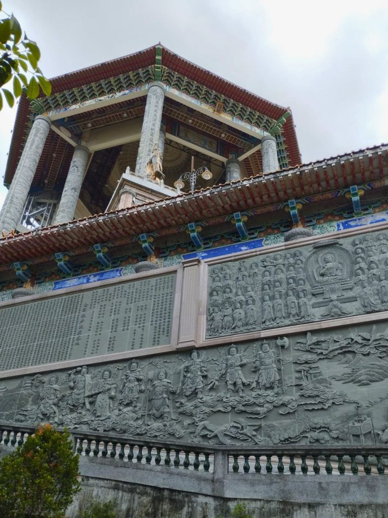 Inscripciones chinas en las paredes del templo