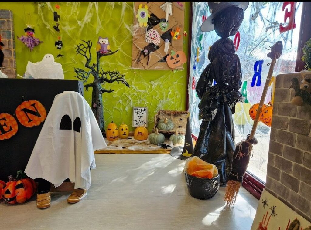 Ludoteca con decoración de Halloween 