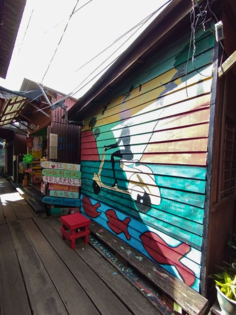 Arte callejero hasta en los comercios de clan jetties en Georgetown, Penang.