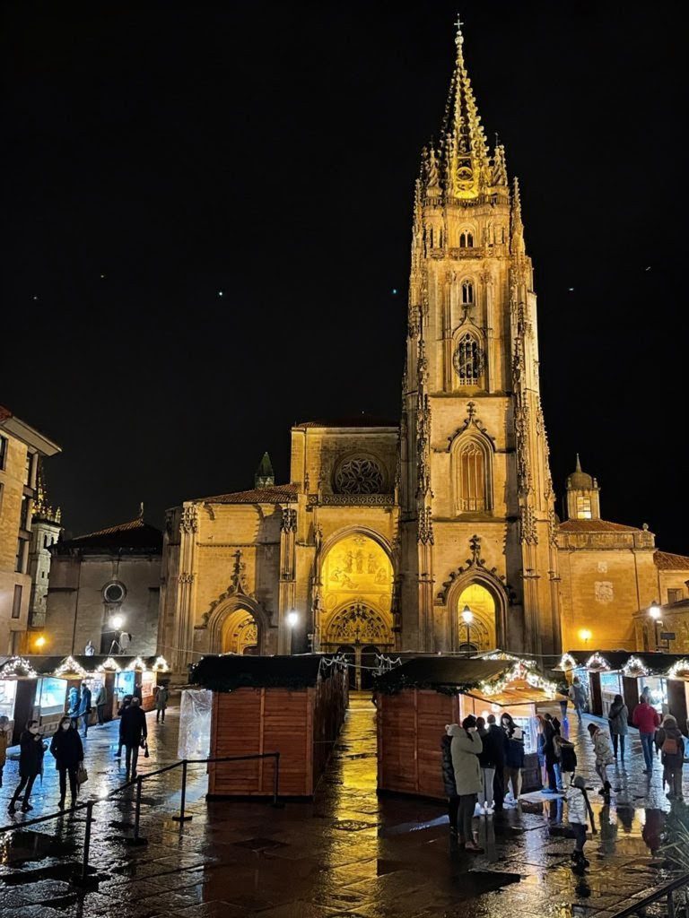 Oviedo: Fiestas de Navidad con el mercado navideño en la Plaza de la Catedral