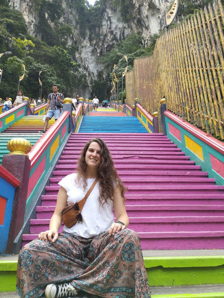Nerea en las escaleras que llevan a. lascuevas de Batu