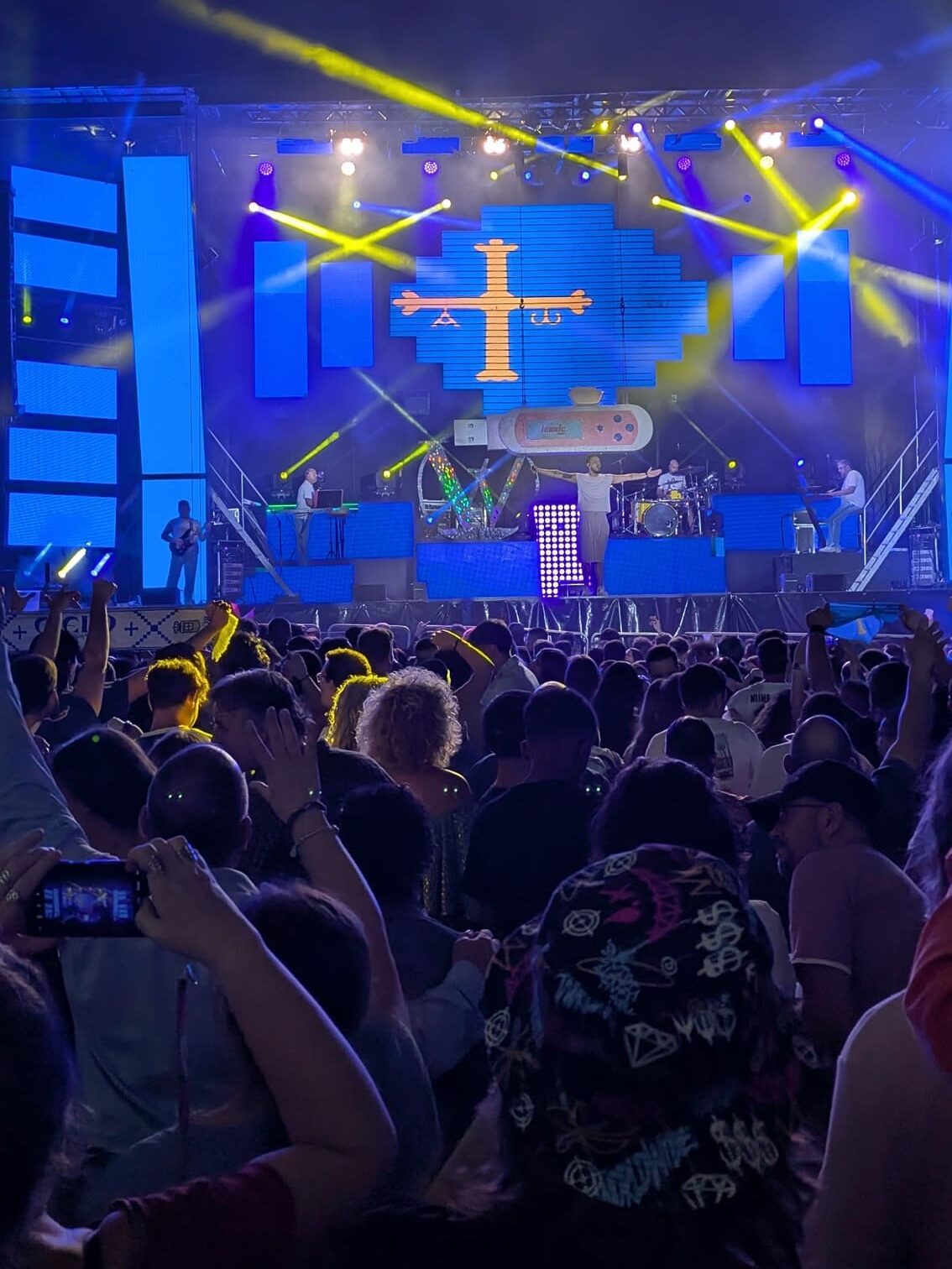 Grupo Waykas canta el himno de Asturias en una verbena de verano