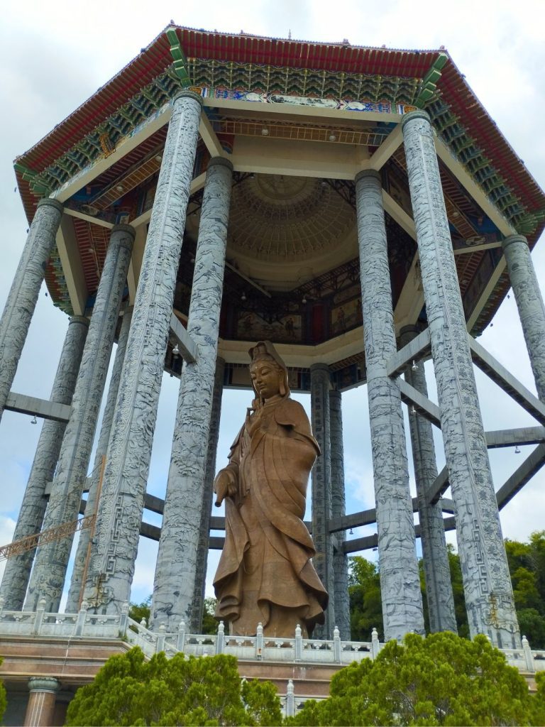 Estatua de Guanyin en Kek Lok Si, un templo que ver en Georgetown imprescindible.