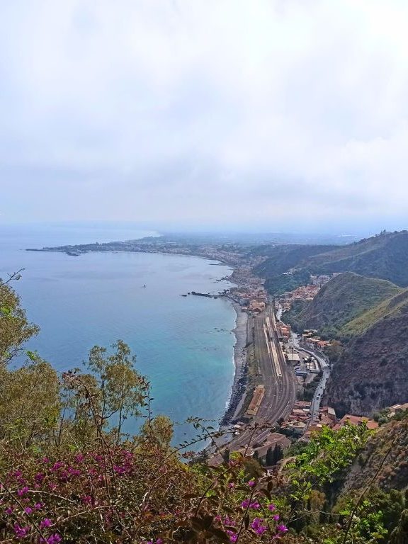 Vistas de Taormina desde los jardines comunales