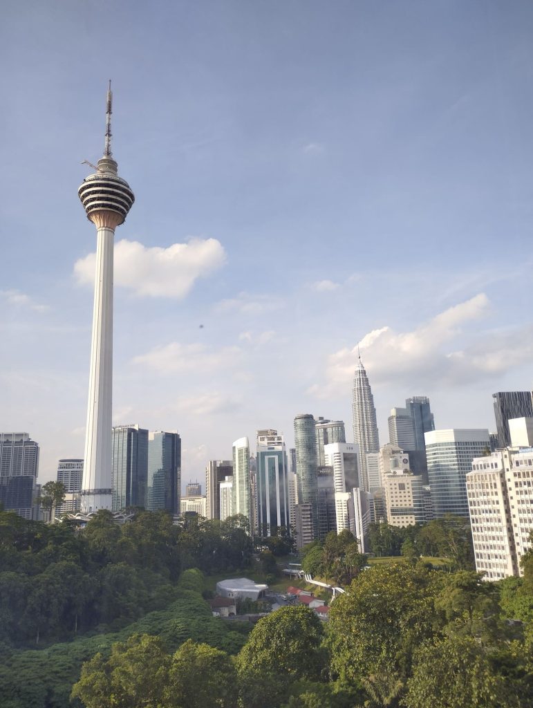 Foto preciosa de la Torre de Telecomunicaciones de Kuala Lumpur junto al KL Forest Eco Park