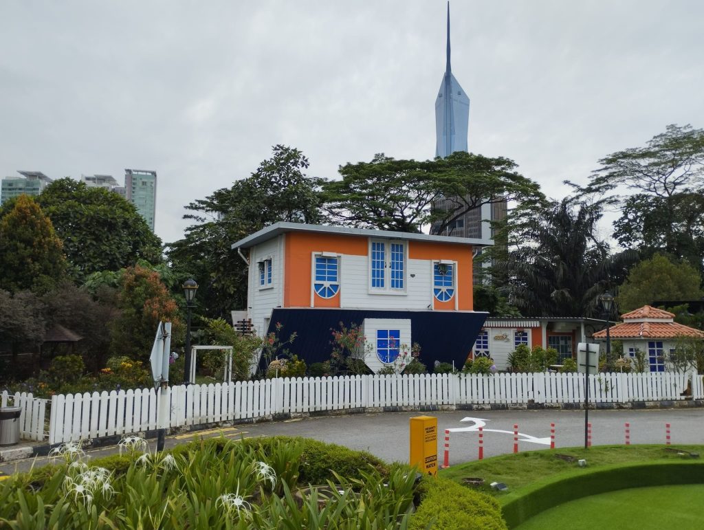 Upside Down, con una casa al revés en la parte baja de la torre