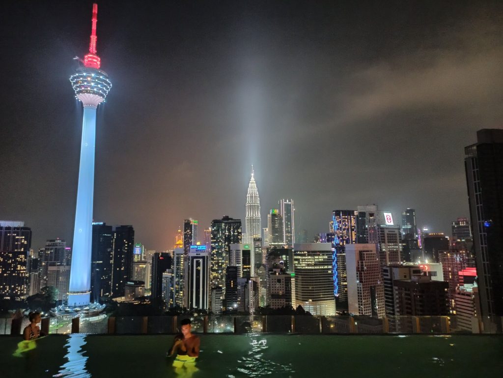 Skyline de Kuala Lumpur iluminado con la torre de telecomunicaciones
