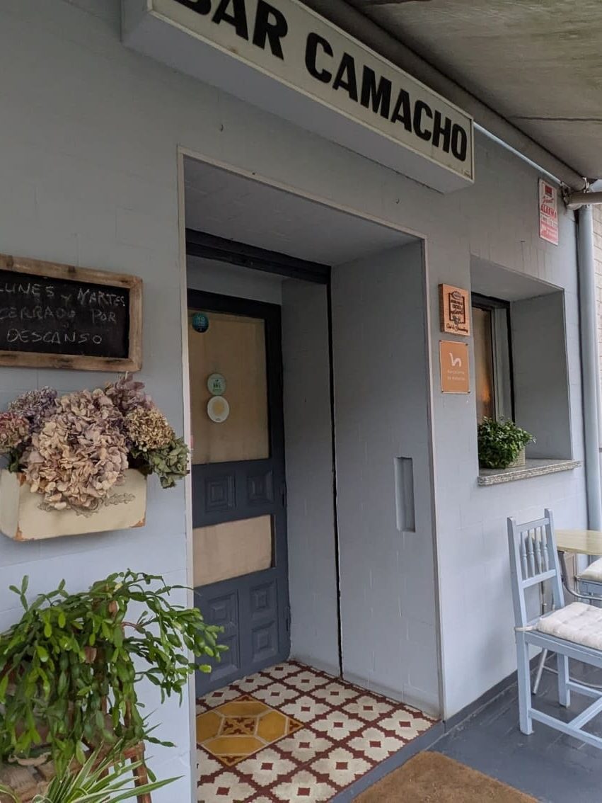 Bar Camacho, perfecto para comer tras visitar el zoológico El Bosque de Oviedo