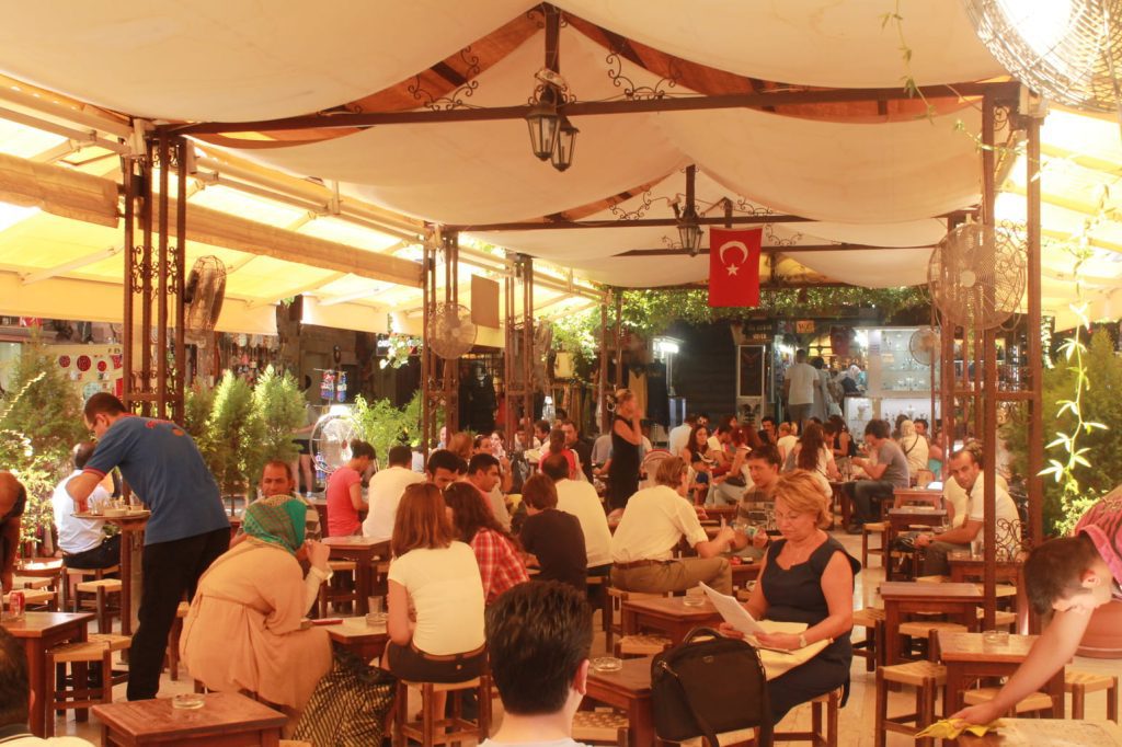 Bar en un mercado con locales y turistas