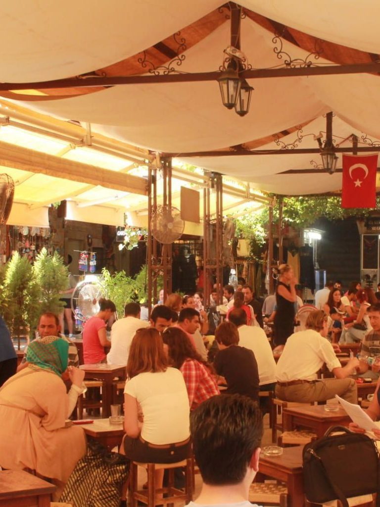 Cafetería en el patio central de 