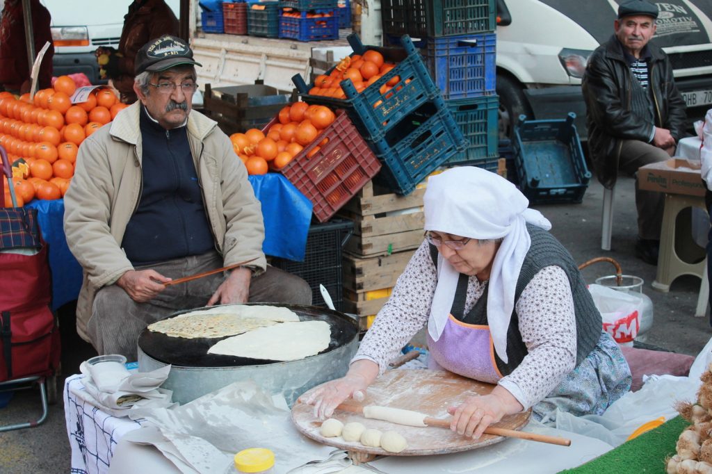 Hombre y mujer preparan la masa para el gözleme, uno de los platos típicos de Estambul