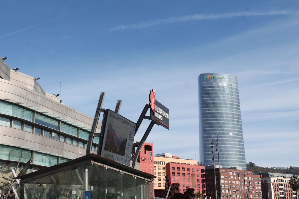 Palacio de Congresos y la torre Iberdrola, dos imprescindibles que ver en Bilbao