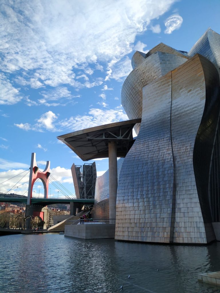 El monumento más importante que ver en Bilbao es el Guggenheim