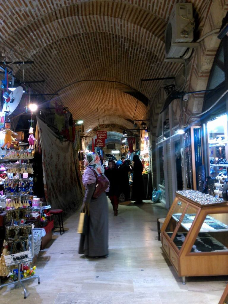 Calles del Bazar de Kemeralti en Esmirna