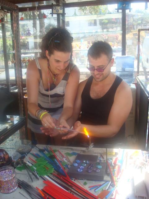 Hablando con un artesano local en Şirince gracias a saber vocabulario turco básico para viajar