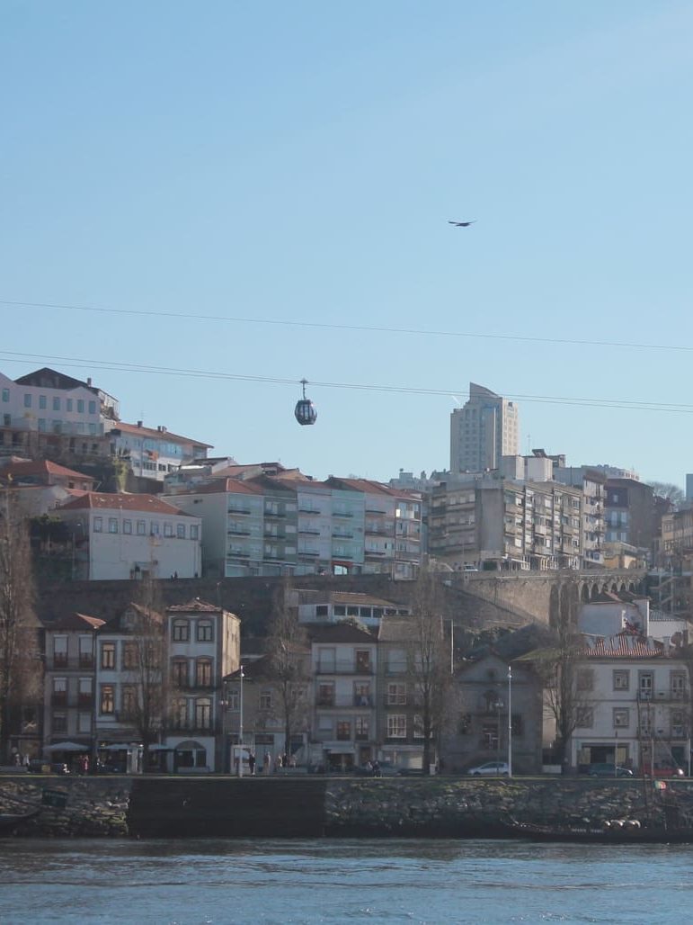 Puede ver Vila Nova de Gaia y su teleférico desde Cais da Ribeira en Oporto