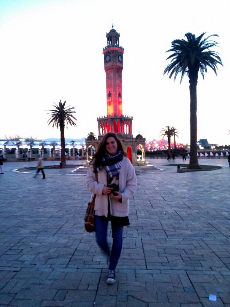 La Torre del Reloj de Esmirna de noche