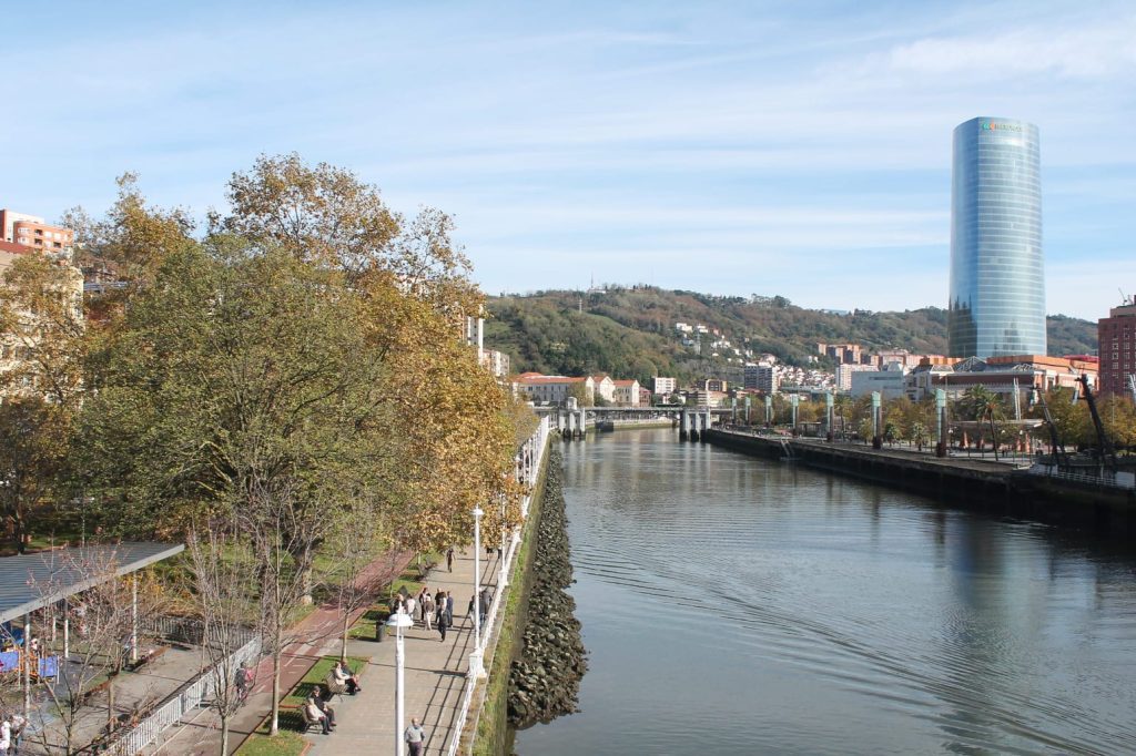 Entre lo que ver en Bilbao, la ría del Nervión es de lo principal
