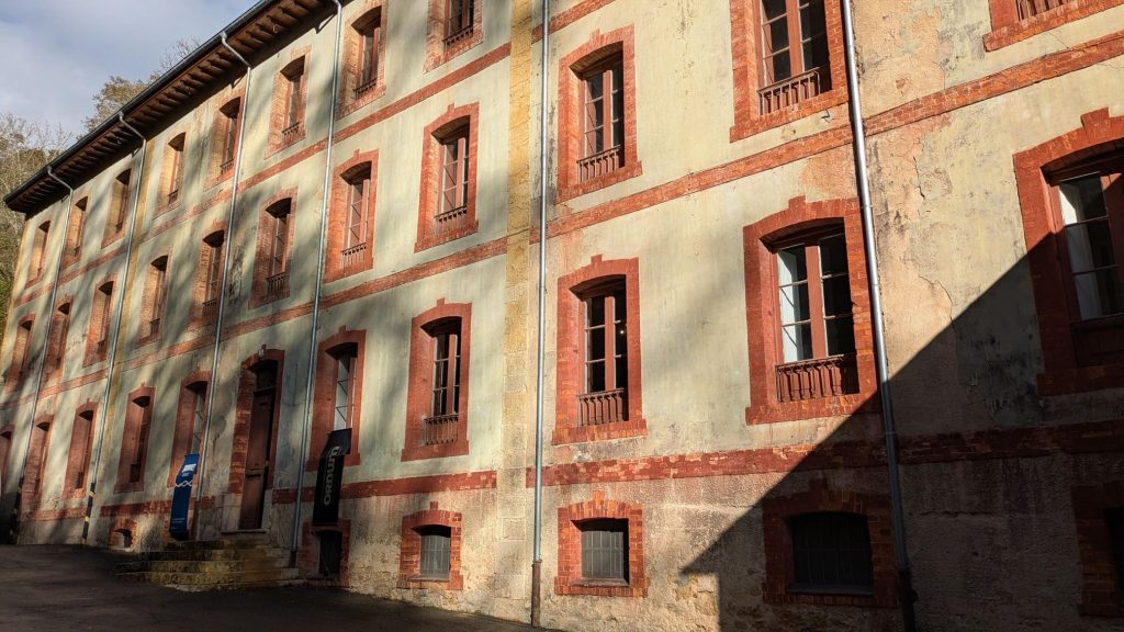Antiguo Balneario de Borines, hoy la fábrica de cerveza Ordum
