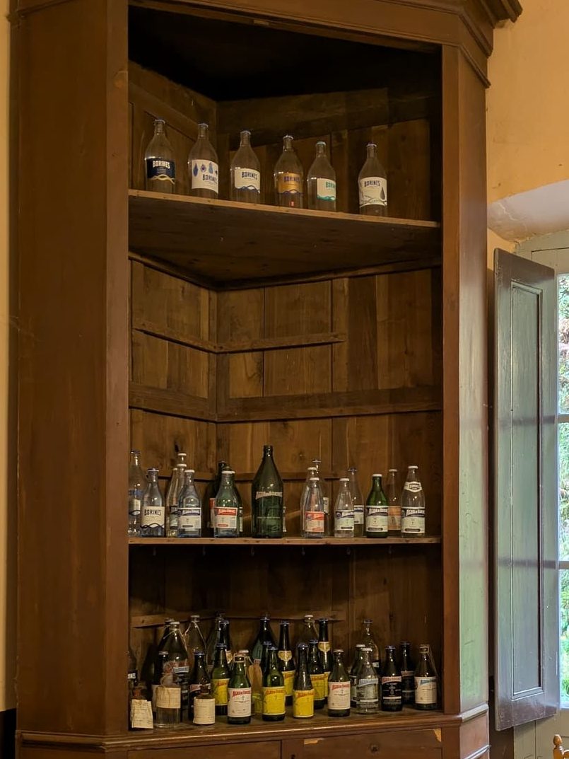 Colección de botellas envasadas en el edificio del Balneario de Borines