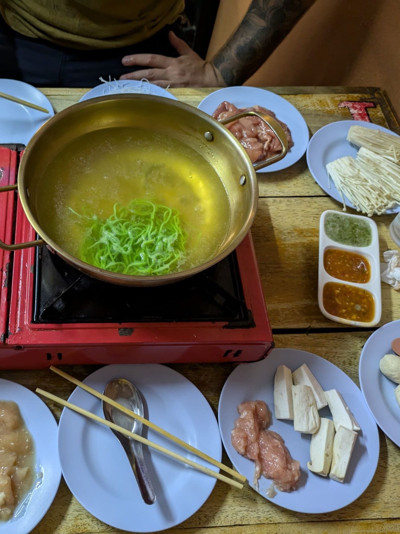 Olla de sopa e ingredientes crudos en un restaurante de Chiang Mai que ofrece mookata