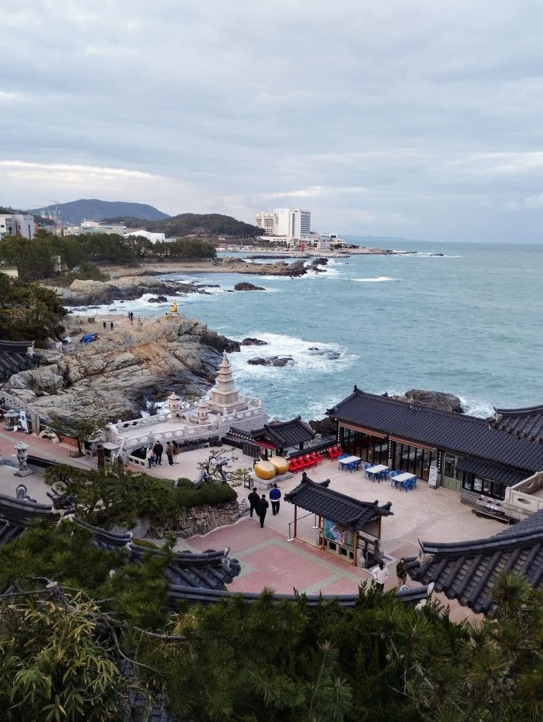 Templo de Busan junto al océano